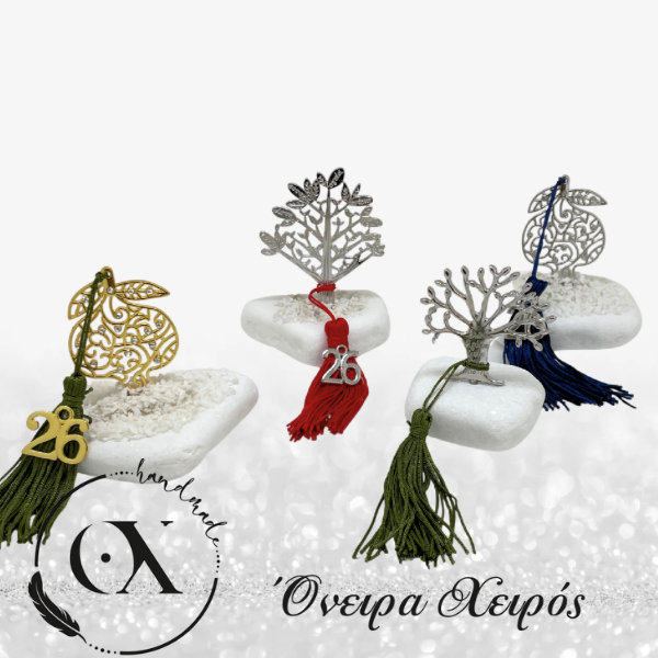 Χριστουγεννιάτικα γούρια σε πέτρα ρόδι και δέντρο της ζωής