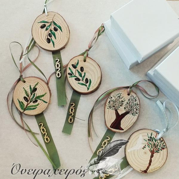 Ξύλινο κρεμαστό γούρι κορμός με ελιά ζωγραφισμένη στο χέρι σε κουτί δώρου - Όνειρα Χειρός  χειροποίητα δώρα