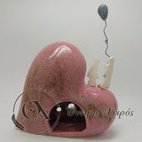 Ρομαντικό δώρο επετείου κεραμικό ζευγάρι με μπαλόνι σε καρδιά ρεσοθήκη σε ροζ αντικέ απόχρωση Κ1509100